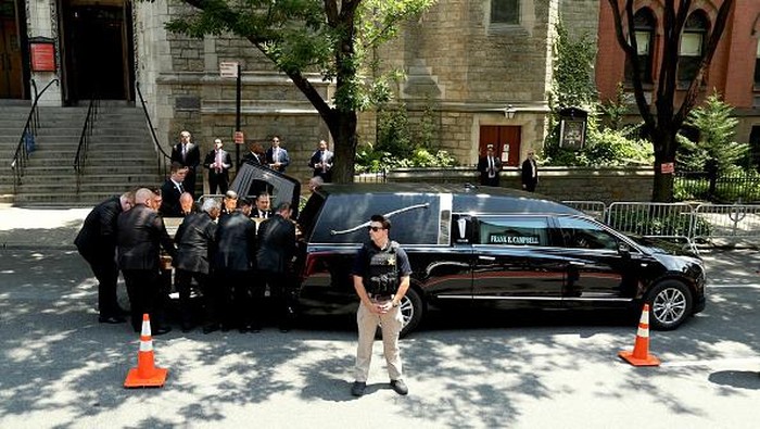 Momen Donald Trump-Melania Hadiri Pemakaman Ivana Trump NEW YORK, UNITED STATES -JULY 20: The coffin of Ivana Trump are carried out from St Vincent Ferrer Roman Catholic Church during her funeral service in New York, United States on July 20, 2022. Former U.S. President Donald Trump and his kids Ivanka Trump and Eric Trump and their children followed the casket of Ivana Trump out of the Church. (Photo by Eren AbdullahogullarΓΒ±/Anadolu Agency via Getty Images)