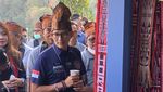 Momen Sandiaga Uno Sambangi Desa Tigarihit di Pinggiran Danau Toba