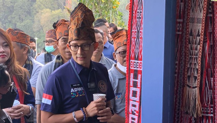 Momen Sandiaga Uno Sambangi Desa Tigarihit di Pinggiran Danau Toba Menteri Pariwisata dan Ekonomi Kreatif/ Badan Pariwisata dan Ekonomi Kreatif (Menparekraf/Baparekraf) Sandiaga Salahuddin Uno menyambangi Desa Tigarihit di Kecamatan Girsang Sipanganbolon, Simalungun, Sumatera Utara, Rabu (20/7/2022).