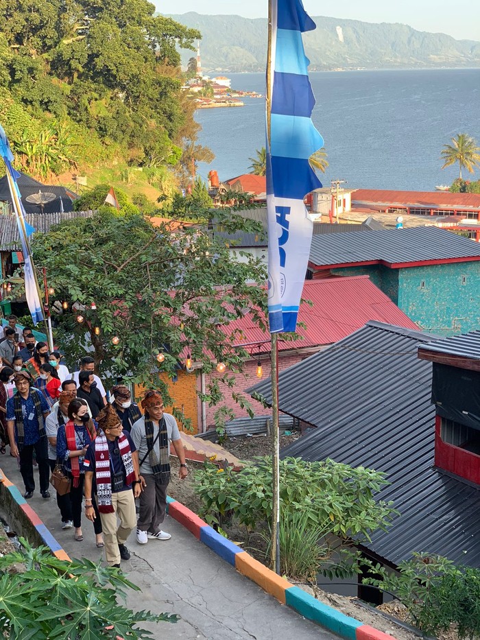Menteri Pariwisata dan Ekonomi Kreatif/ Badan Pariwisata dan Ekonomi Kreatif (Menparekraf/Baparekraf) Sandiaga Salahuddin Uno menyambangi Desa Tigarihit di Kecamatan Girsang Sipanganbolon, Simalungun, Sumatera Utara, Rabu (20/7/2022).