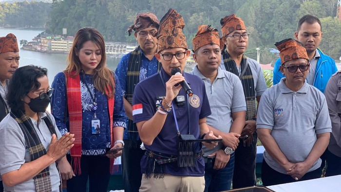 Menteri Pariwisata dan Ekonomi Kreatif/ Badan Pariwisata dan Ekonomi Kreatif (Menparekraf/Baparekraf) Sandiaga Salahuddin Uno menyambangi Desa Tigarihit di Kecamatan Girsang Sipanganbolon, Simalungun, Sumatera Utara, Rabu (20/7/2022).