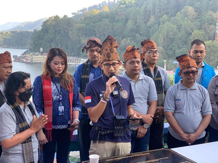 Momen Sandiaga Uno Sambangi Desa Tigarihit di Pinggiran Danau Toba