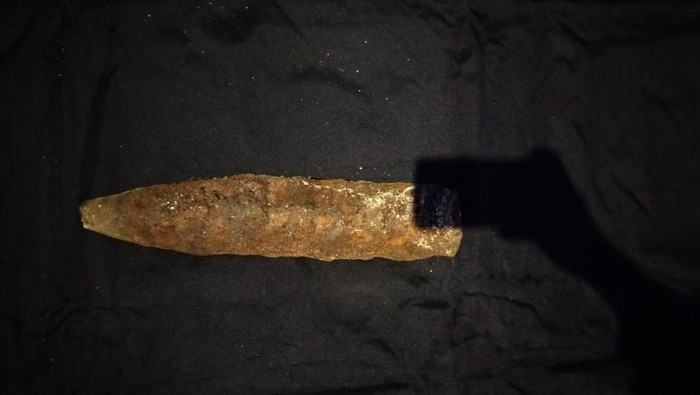 Satu unit UXO (Bom Granat Militer Jenis Mortir) dengan ukuran ± 50 CM berbentuk oval ditemukan di depan Depo PT. PERTAMINA Pelabuhan Panjang, Kamis (21/07/2022). Tommy Saputra/detikSumut