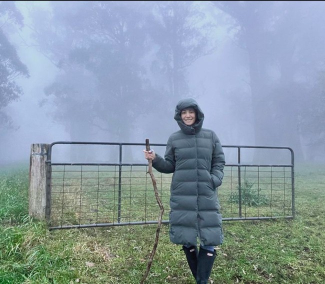 Inilah potret Nadya Hutagalung saat hiking. Di fotonya ini, dia menjelaskan bahwa suhu udara kala itu mencapai 7 derajat celcius. Saat ini saya menyukai variasi cuaca dari hari ke hari setelah tinggal di daerah tropis selama setengah hidup saya. Musim dingin secara resmi dimulai dalam satu atau dua hari, saya bertanya-tanya bagaimana perasaan saya dalam beberapa bulan ke depan,” ungkapnya. Foto: dok. Instagram/@nadyahutagalung