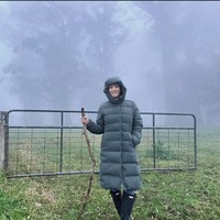 Inilah potret Nadya Hutagalung saat hiking. Di fotonya ini, dia menjelaskan bahwa suhu udara kala itu mencapai 7 derajat celcius. Saat ini saya menyukai variasi cuaca dari hari ke hari setelah tinggal di daerah tropis selama setengah hidup saya. Musim dingin secara resmi dimulai dalam satu atau dua hari, saya bertanya-tanya bagaimana perasaan saya dalam beberapa bulan ke depan,” ungkapnya. Foto: dok. Instagram/@nadyahutagalung