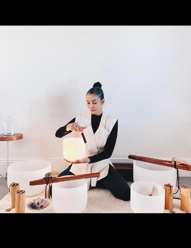 Di Instagramnya, Nadya Hutagalung membagikan hidupnya yang lebih tenang hidup di desa. Salah satu mantan VJ MTV itu mendapatkan ketenangan adalah dengan meditasi menggunakan crystal singing bowl. Foto: dok. Instagram/@nadyahutagalung