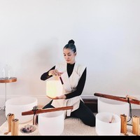 Di Instagramnya, Nadya Hutagalung membagikan hidupnya yang lebih tenang hidup di desa. Salah satu mantan VJ MTV itu mendapatkan ketenangan adalah dengan meditasi menggunakan crystal singing bowl. Foto: dok. Instagram/@nadyahutagalung