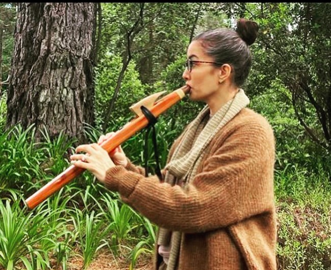 Nadya pun tengah mempelajari alat musik tradisional Amerika drone flute. Dia memainkannya di tengah hutan yang sunyi. Foto: dok. Instagram/@nadyahutagalung