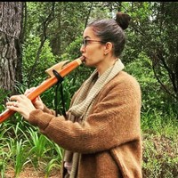 Nadya pun tengah mempelajari alat musik tradisional Amerika drone flute. Dia memainkannya di tengah hutan yang sunyi. Foto: dok. Instagram/@nadyahutagalung