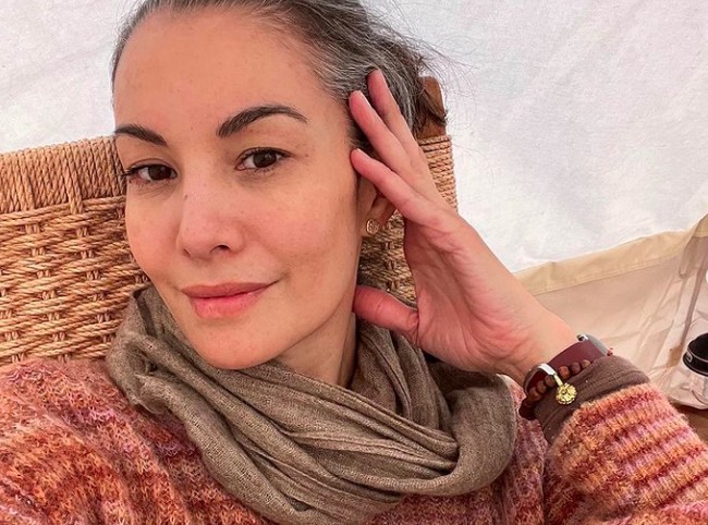 Wanita keturunan Australia dan Batak itu pun kerap menunjukkan wajahnya tanpa makeup. Meski begitu, Nadya Hutagalung kerap dipuji awet muda oleh netizen. Foto: dok. Instagram/@nadyahutagalung