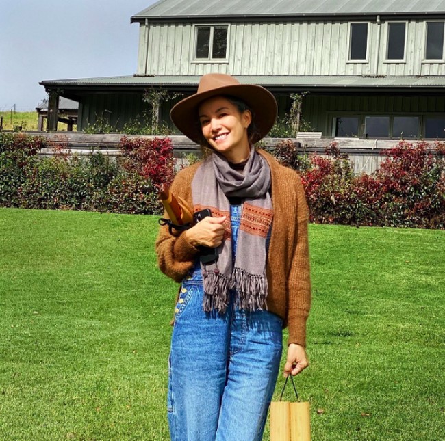 Nadya mengungkapkan kepindahannya ke sebuah desa pegunungan tersebut membuatnya menjadi lebih bahagia.Happiness is time for some sound healing on a Sunday,” begitulah keterangan di fotonya ini. Foto: dok. Instagram/@nadyahutagalung