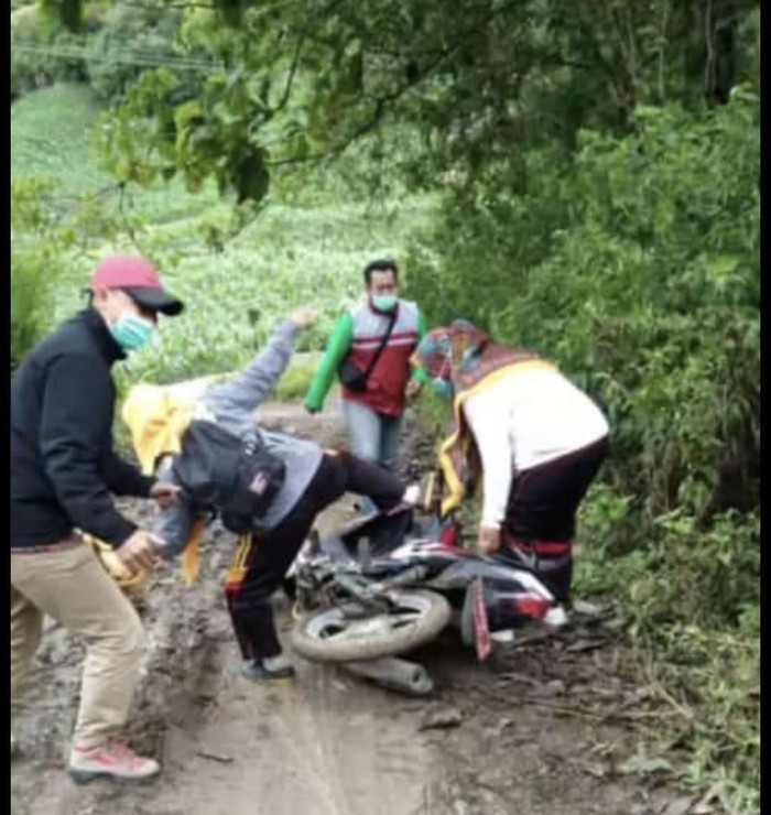 Nakes di Pinrang melewati jalur ekstrem