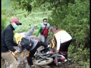 Perjuangan Nakes di Pinrang Terobos Jalan Berlumpur demi Layani Warga