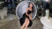 Hitam bisa jadi salah satu warna favorit Narilya Gulmongkolpech. (Foto: dok. Instagram @yadarilya) 