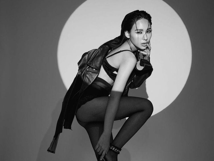 Gaya Narilya Gulmongkolpech Serba Hitam: Gaun Anggun-Stocking Jaring-jaring