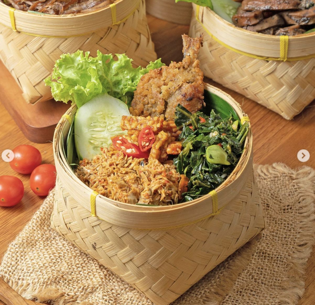 Ngeunah Pisan! Makan Siang dengan Paket Nasi Liwet Sunda di Sini