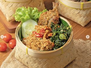 Ngeunah Pisan! Makan Siang dengan Paket Nasi Liwet Sunda di Sini