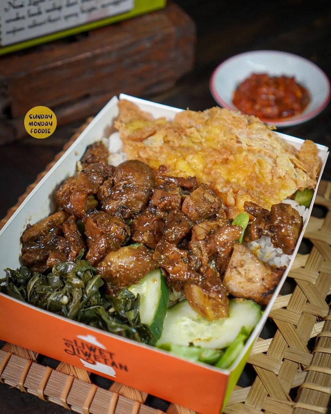 Ngeunah Pisan! Makan Siang dengan Paket Nasi Liwet Sunda di Sini