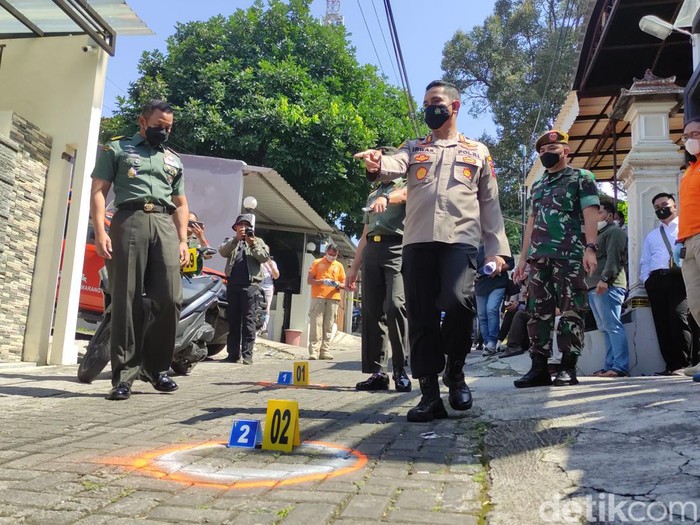 Tim gabungan TNI - Polri melakukan oleh tempat kejadian perkara (TKP) lanjutan di lokasi penembakan istri TNI di Semarang, Kamis (21/7/2022).