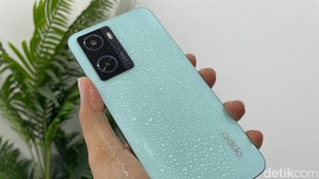 HP ini punya sertifikasi IPX4 dan IP5X yang artinya tahan cipratan air. Foto: Adi Fida Rahman/detikINET
