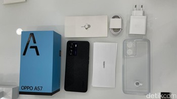 Ini isi kotak penjualan Oppo A57. Foto: Adi Fida Rahman/detikINET