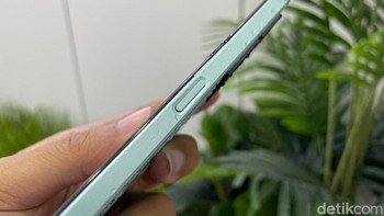 Sensor sidik jari menyatu dengan tombol power. Foto: Adi Fida Rahman/detikINET