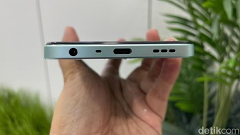 Bagian bawahnya terdapat USB Type C, jack audio 3,5mm dan ultra-linear stereo spakers. Foto: Adi Fida Rahman/detikINET
