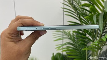 Sisi kiri bodi terdapat tombol pengaturan volume dan slot SIM Card. Foto: Adi Fida Rahman/detikINET