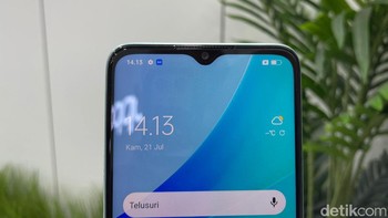 HP ini adopsi notch tetesan air. Di sana terdapat kamera selfie 8 MP. Foto: Adi Fida Rahman/detikINET