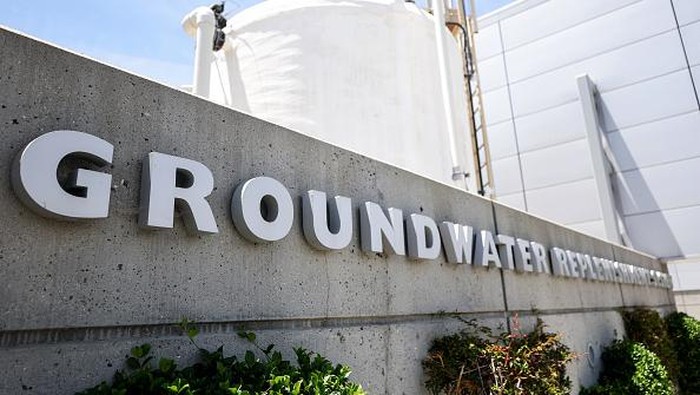 Pabrik Daur Ulang Air Limbah Terbesar di Dunia Ada di AS, Ini Fotonya FOUNTAIN VALLEY, CALIFORNIA - JULY 20: A microfiltration unit (bottom) treats wastewater at the Groundwater Replenishment System (GWRS), the world's largest wastewater recycling plant, in the Orange County Water District on July 20, 2022 in Fountain Valley, California. Amid drought conditions and water cutbacks across the state, the GWRS generates around 100 million gallons of clean drinkable water each day and is being expanded to produce an additional 30 million gallons more by 2023. That will provide enough water for over 1 million people. (Photo by Mario Tama/Getty Images)
