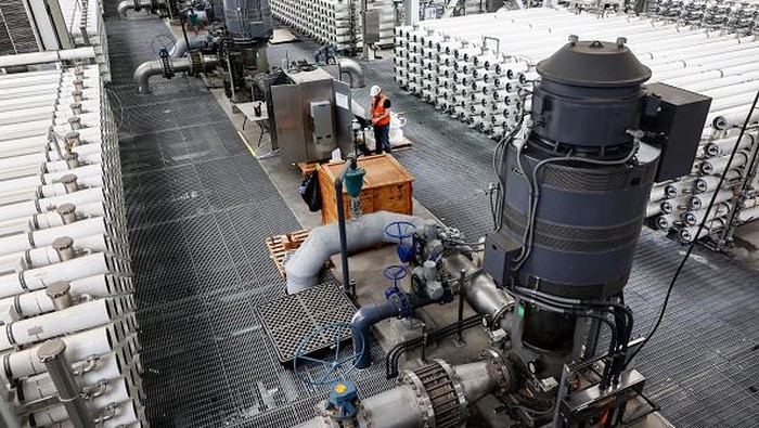 Pabrik Daur Ulang Air Limbah Terbesar di Dunia Ada di AS, Ini Fotonya FOUNTAIN VALLEY, CALIFORNIA - JULY 20: A microfiltration unit (bottom) treats wastewater at the Groundwater Replenishment System (GWRS), the world's largest wastewater recycling plant, in the Orange County Water District on July 20, 2022 in Fountain Valley, California. Amid drought conditions and water cutbacks across the state, the GWRS generates around 100 million gallons of clean drinkable water each day and is being expanded to produce an additional 30 million gallons more by 2023. That will provide enough water for over 1 million people. (Photo by Mario Tama/Getty Images)