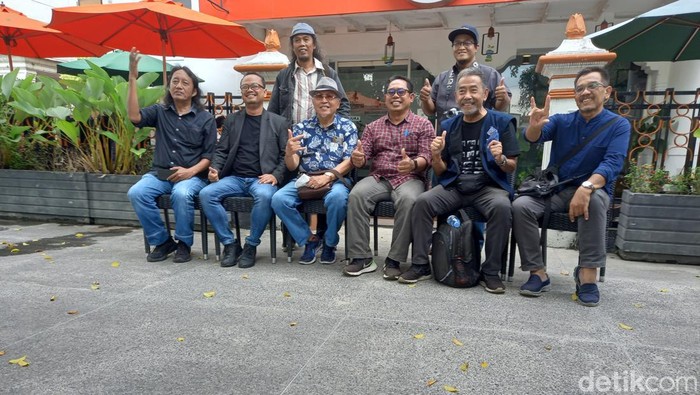 Panitia Pameran Fotografi BARA-API berfoto bersama jajaran Badan Otorita Borobudur di depan Kantor Pos Besar, Jogja Kamis (21/7/2022).