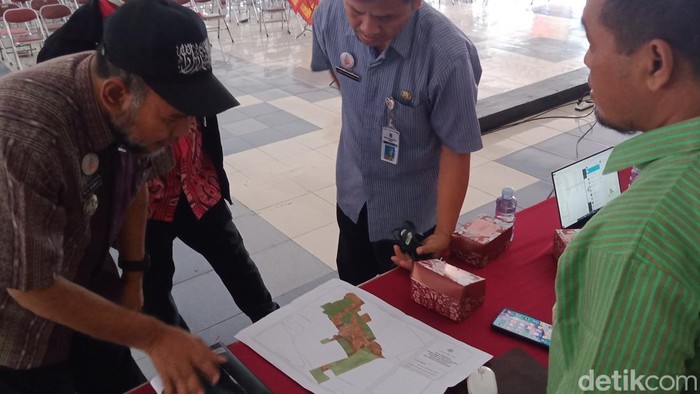 Para kepala desa mempertanyakan peta Lahan Sawah Dilindungi (LSD) saat sosialisasi di RSPD Klaten, Kamis (21/7/2022).