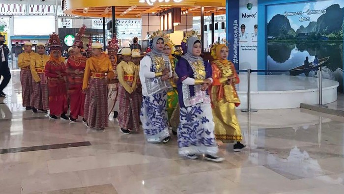 Parade budaya di Bandara Hasanuddin Makassar