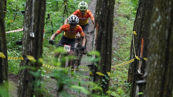 Pebalap Sepeda MTB Beradu Cepat di Lereng Gunung Ijen Pebalap sepeda gunung (MTB) beradu cepat pada Kejuaraan Nasional (Kejurnas) Indonesian National Championship (INC) 2022 di sirkuit Agathis Forest Track, Banyuwangi, Jawa Timur, Kamis (21/7/2022). Balap sepeda MTB Cross Country Olimpic (XCO) yang melombakan kategori usia youth, junior, U-23 serta elite putra dan putri itu mengelilingi sirkuit 3,1 kilometer yang berada di lereng Gunung Ijen. ANTARA FOTO/Budi Candra Setya/tom.