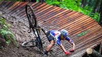 Pebalap sepeda gunung (MTB) Jawa Timur Muhammad Faisal Rahman terjatuh saat mengikuti Kejuaraan Nasional (Kejurnas) Indonesian National Championship (INC) 2022 di sirkuit Agathis Forest Track, Banyuwangi.