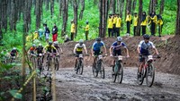 Para ebalap sepeda gunung (MTB) saling beradu cepat.