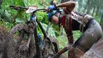 Pebalap Sepeda MTB Beradu Cepat di Lereng Gunung Ijen