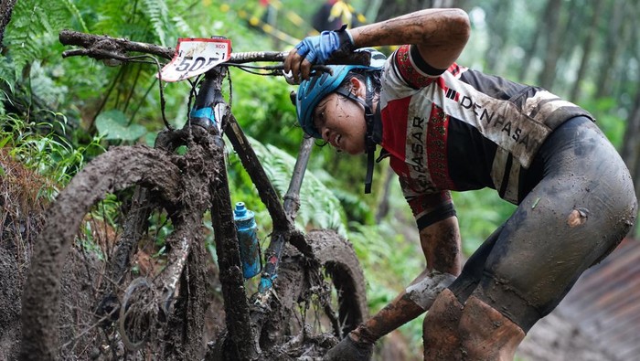 Pebalap Sepeda MTB Beradu Cepat di Lereng Gunung Ijen Pebalap sepeda gunung (MTB) beradu cepat pada Kejuaraan Nasional (Kejurnas) Indonesian National Championship (INC) 2022 di sirkuit Agathis Forest Track, Banyuwangi, Jawa Timur, Kamis (21/7/2022). Balap sepeda MTB Cross Country Olimpic (XCO) yang melombakan kategori usia youth, junior, U-23 serta elite putra dan putri itu mengelilingi sirkuit 3,1 kilometer yang berada di lereng Gunung Ijen. ANTARA FOTO/Budi Candra Setya/tom.