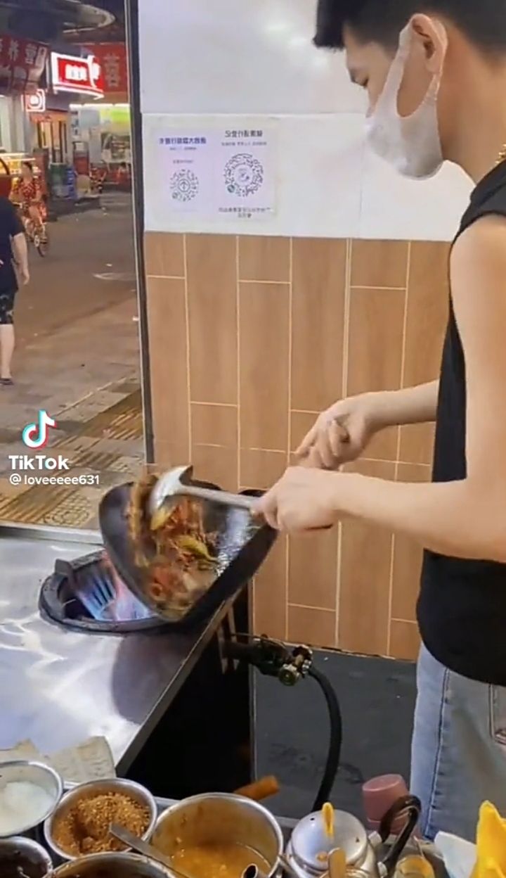 Tampil Beda, Pedagang Makanan Ini Masak dengan Wajan Penyok