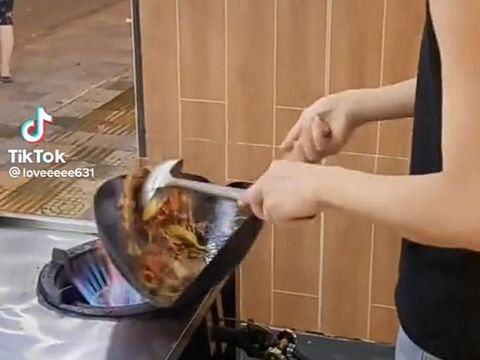 Tampil Beda, Pedagang Makanan Ini Masak dengan Wajan Penyok