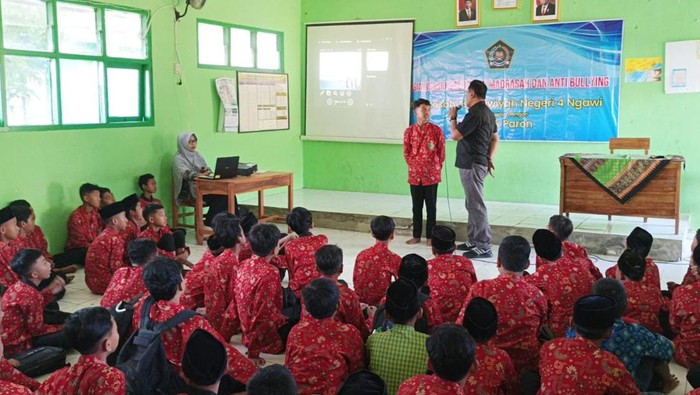 Pelajar di Ngawi Diberikan Penyuluhan Antijudi Online