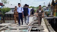 Kondisi jalan tersebut sangat memprihatinkan. Padahal jalan beton tersebut adalah akses utama.