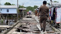 Jalan rusak itu merupakan akses satu-satunya dari desa menuju ke kecamatan.