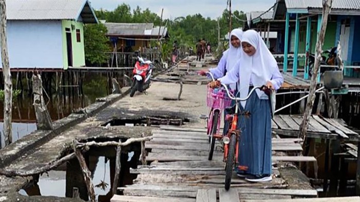 Jalan rusak dengan julukan 'Jalan Sakaratul Maut' di Indragiri Hilir, Riau, viral di media sosial. Begini kondisi jalan tersebut.