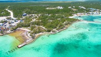 Exuma terkenal dengan pantai pasir putih dan airnya yang biru jernih, serta pantai tempat wisatawan dapat berenang.