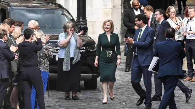 Pendukung bertepuk tangan untuk Menteri Luar Negeri Inggris Liz Truss saat dia meninggalkan Gedung Parlemen, di London, pada 20 Juli 2022 (AFP via Getty Images/JUSTIN TALLIS)