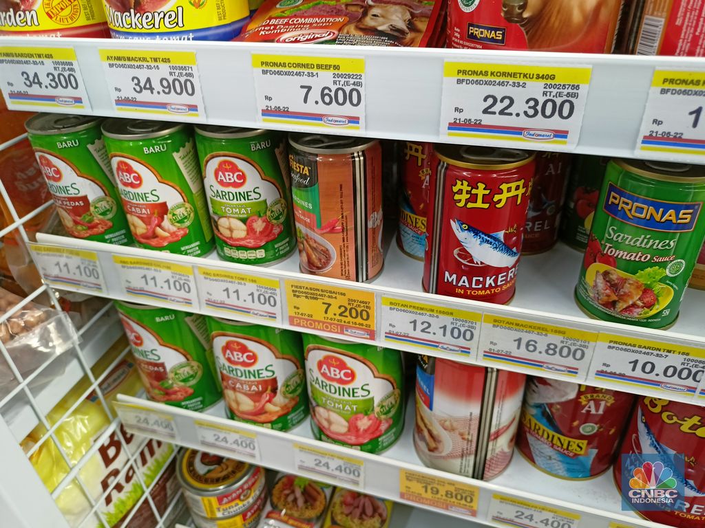 Penjualan ikan kalengan di minimarket yang berlokasi di Ciapus, Kabupaten Bogor. (CNBC Indonesia/Ferry Sandi)