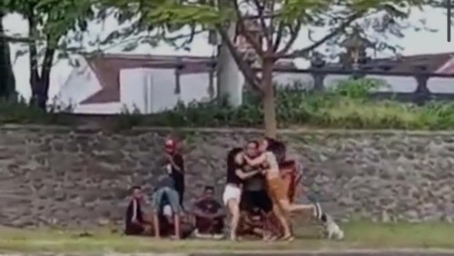 Perkelahian dua wanita di Tukad (Sungai) Badung, Jalan Taman Pancing Timur, Kelurahan Pedungan, Kecamatan Denpasar Selatan, Kota Denpasar viral di media sosial.