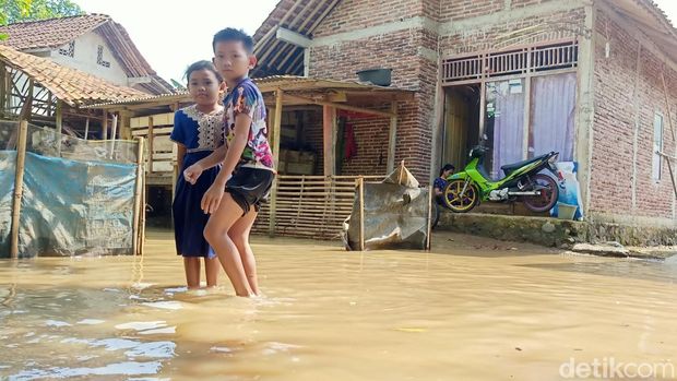 Permukiman warga terendam banjir dampak tanggul jebol di Banjarnegara, Kamis (21/7/2022).